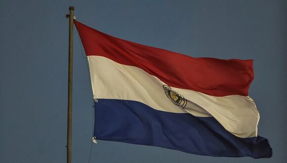 Una bandera paraguaya ondea en Asunción, el 17 de noviembre de 2020. (Foto de NORBERTO DUARTE / AFP)