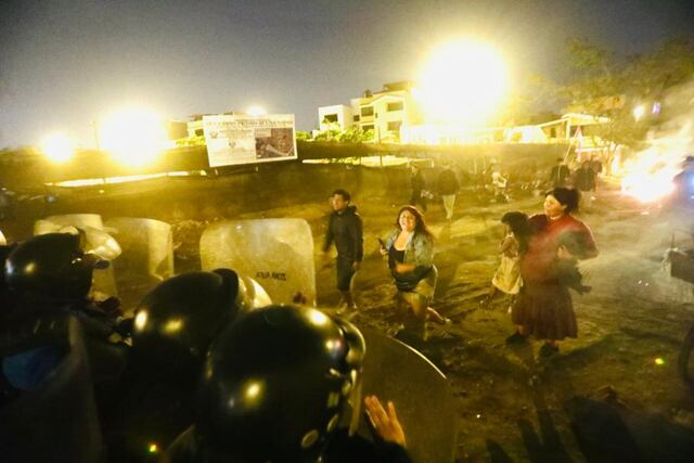 Serenazgo de Lima y pobladores de Surco durante desalojo por obras de la Vía Expresa Sur. (Foto: César Grados/@photo.gec)