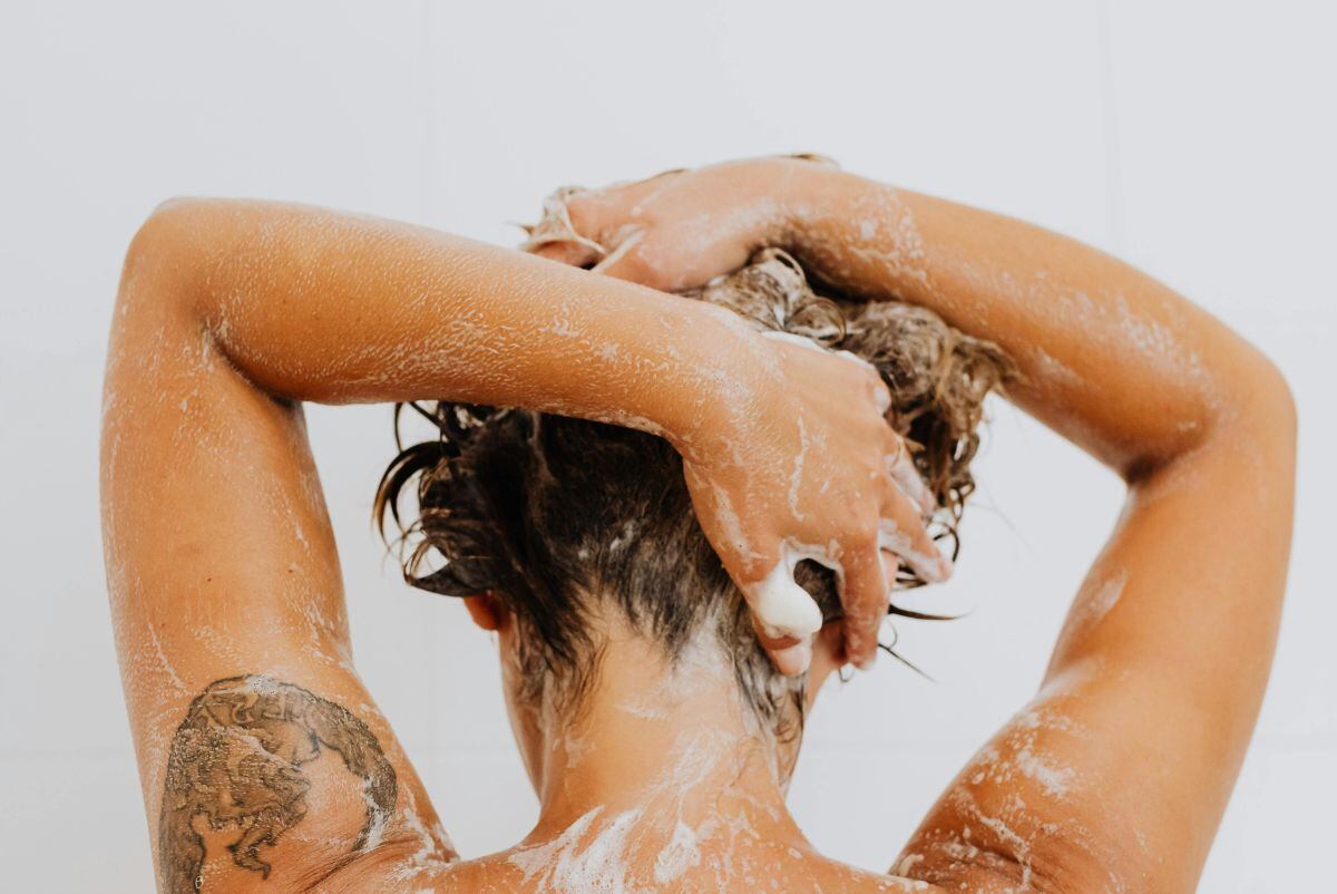 Las personas con el cuero cabelludo graso o con problemas de descamación deben lavarse el cabello diariamente. (Foto: Kaboompics.com / Pexels)