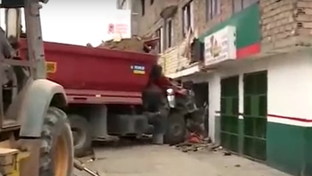 Chorrillos: camión de carga pesada impacta contra una vivienda y deja una mujer herida