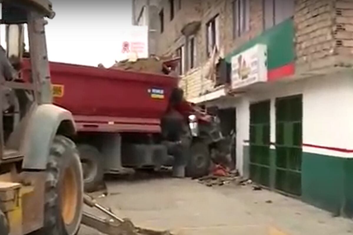 Camión atropelló a una mujer y luego chocó contra una vivienda ubicada en la zona San Genaro, en Chorrillos. (Foto: Captura/Canal N)