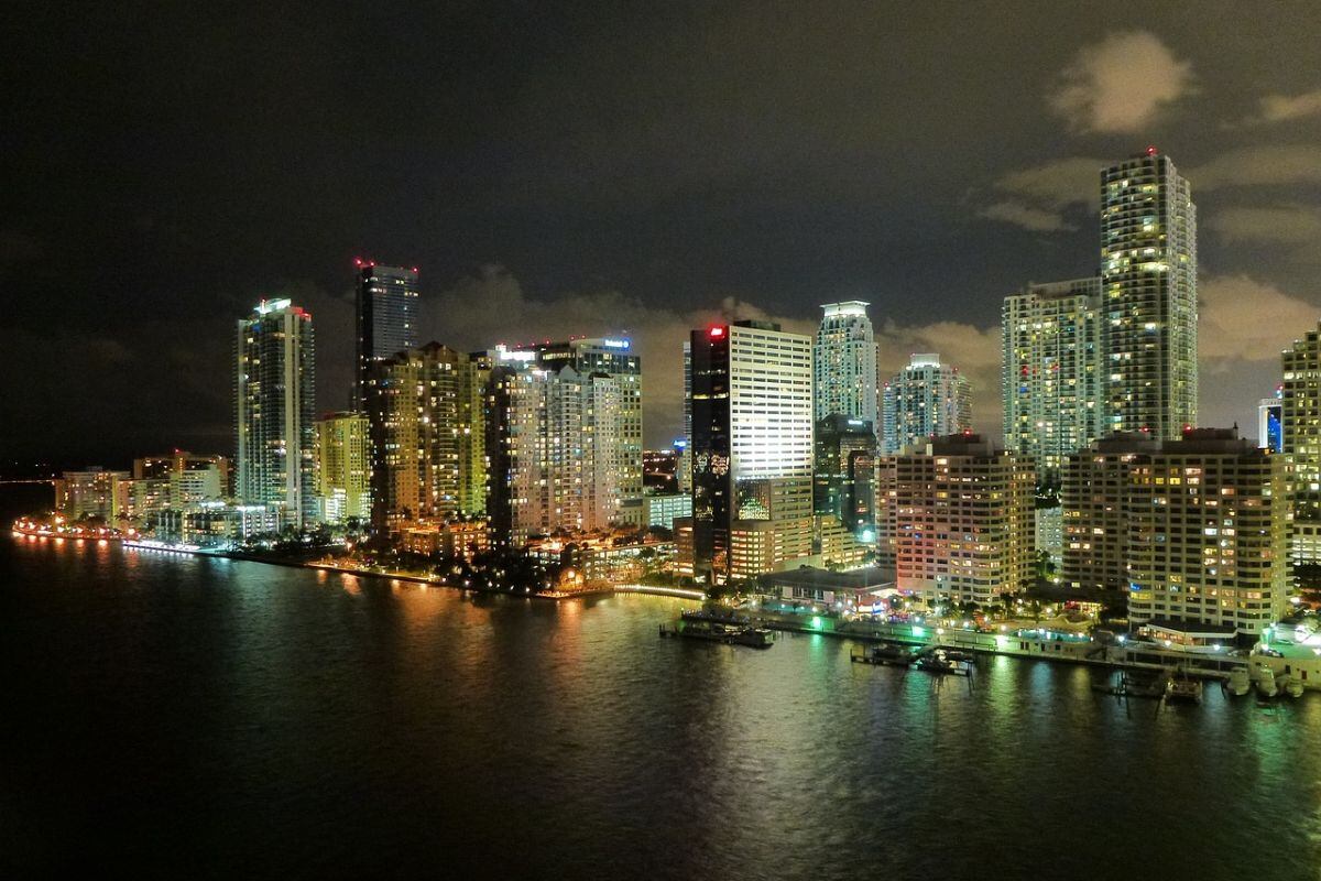 La vida nocturna y seguridad son algunos de los puntos calificados por la gente para ir a vivir a una ciudad. Aquí Miami de noche (Foto: Pixabay)