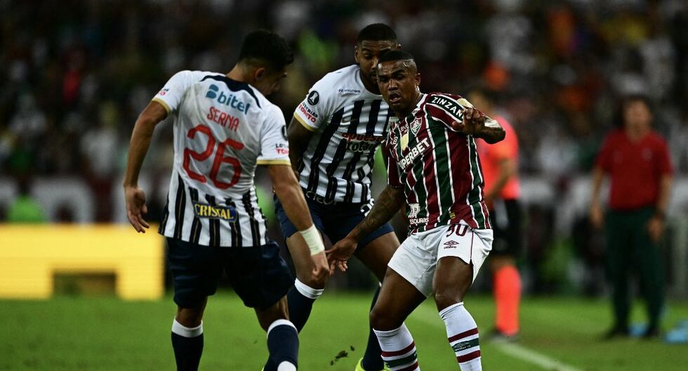 Alianza Lima's Colombian midfielder Kevin Serna (L) and Fluminense's midfielder Douglas Costa (R) fight for the ball during the Copa Libertadores group stage second leg football match between Brazil's Fluminense and Peru's Alianza Lima at the Maracana Stadium in Rio de Janeiro, Brazil, on May 29, 2024. (Photo by Pablo PORCIUNCULA / AFP)