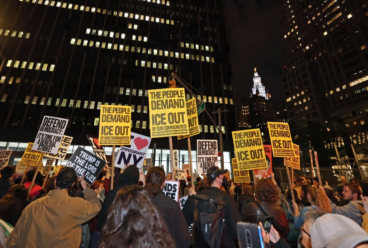 Las protestas contra ICE se intensificaron en las calles, con manifestantes exigiendo el fin de los operativos contra vendedores ambulantes. | Crédito: AFP