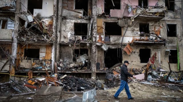 Cuerpos tirados en las esquinas y guerrilla urbana: las calles de Kiev se convierten en una trampa mortal