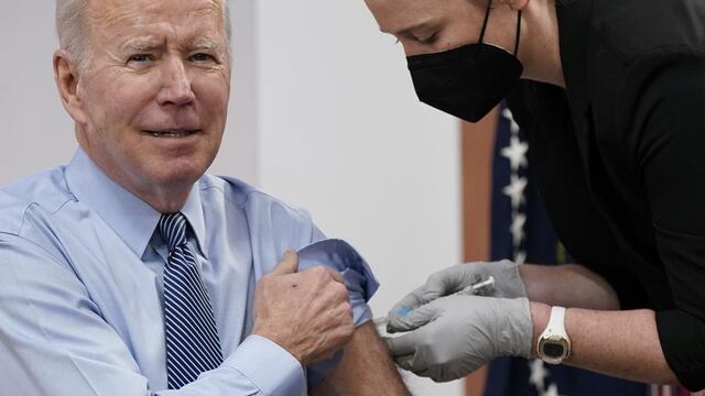 Joe Biden recibe la segunda dosis de refuerzo contra el coronavirus