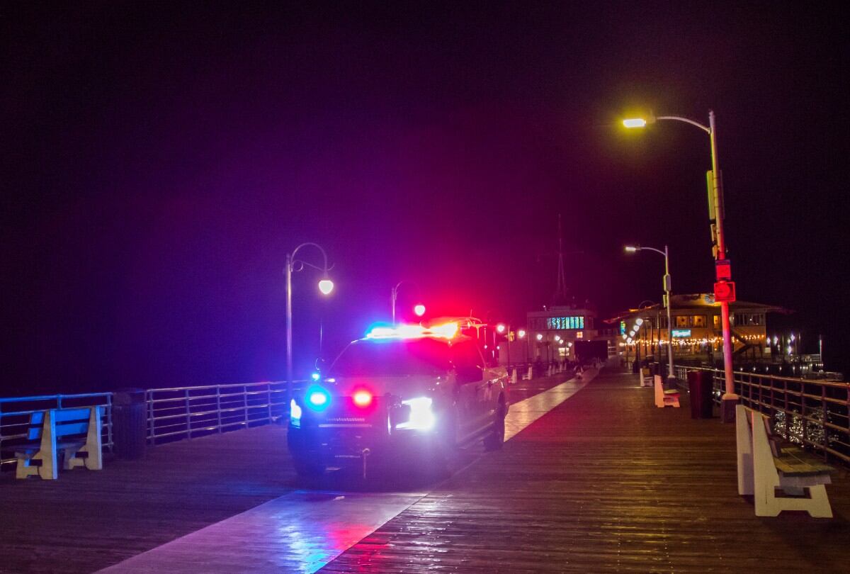 Las cámaras captaron el momento en que el fuerte oleaje llegó a la costa, obligando al cierre del muelle de Santa Mónica. | Crédito: AFP