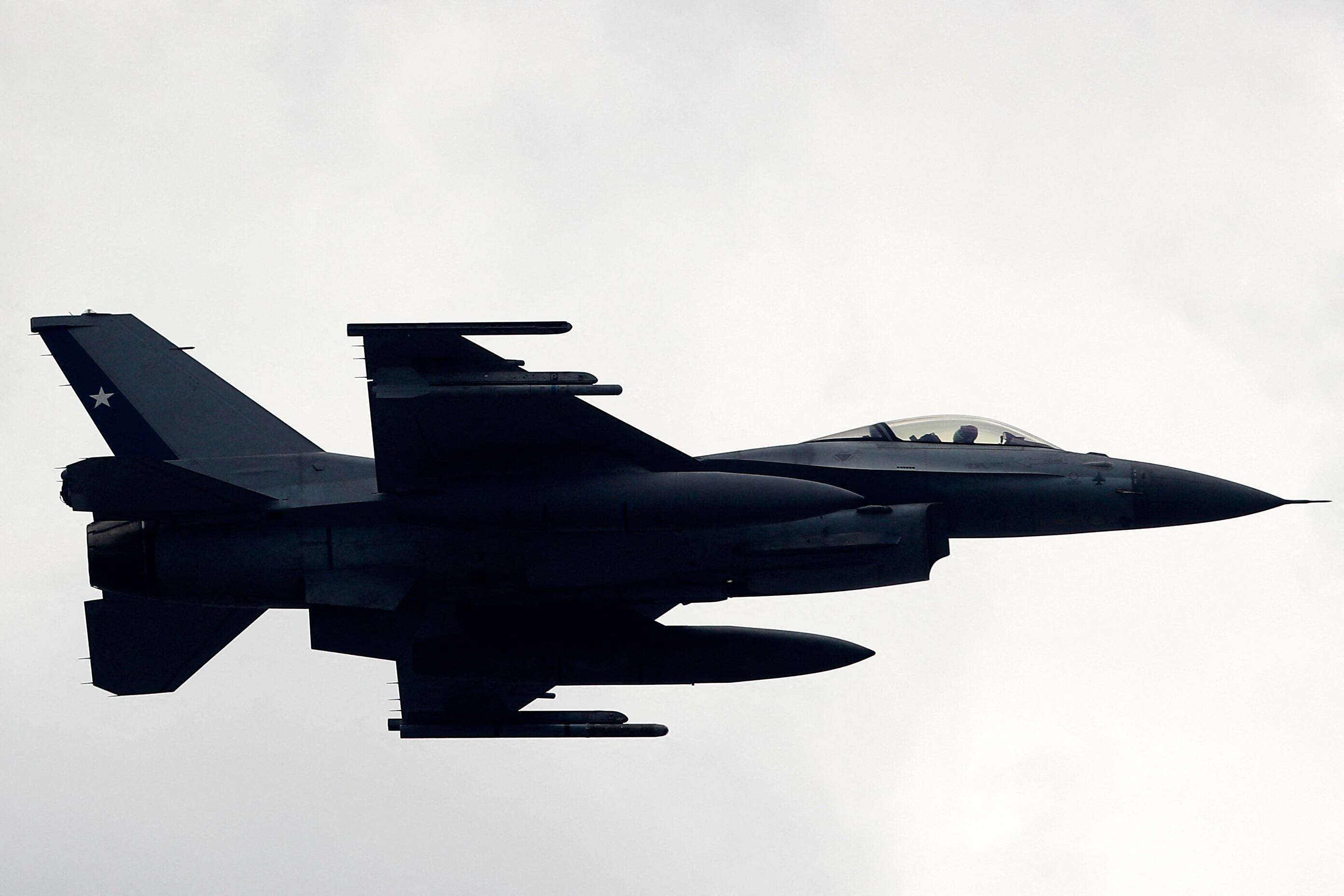 Aviones de combate F-16 de la Fuerza Aérea participan en el desfile militar anual en conmemoración del Día de las Glorias del Ejército, el 19 de septiembre de 2023. ( Foto referencial, Javier TORRES/AFP).