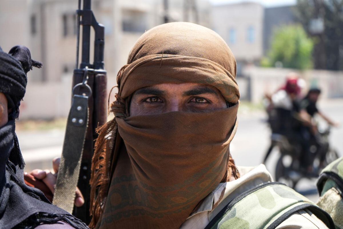 Varias tribus beduinas declararon una movilización general para luchar contra facciones drusas. Foto: EFE/EPA/AHMAD FALLAHA Several Bedouin tribes declared a general mobilization to fight against Druze factions after local Druze factions displaced Bedouin families and killed dozens of them. (Siria) EFE/EPA/AHMAD FALLAHA