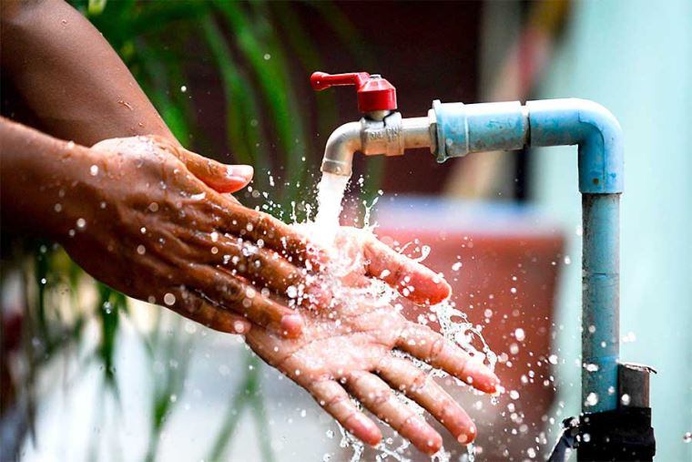 Entre los principales motivos de la suspensión del servicio están las limpiezas de reservorios y las reparaciones de tuberías rotas. (Foto: El Peruano)