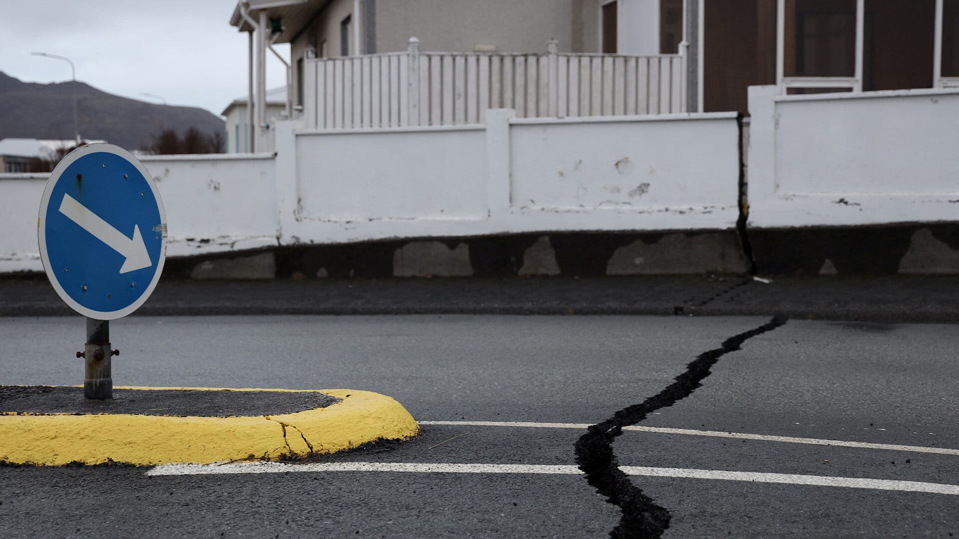 Grietas en una carretera debido a la actividad volcánica en Grindavik. (REUTERS).