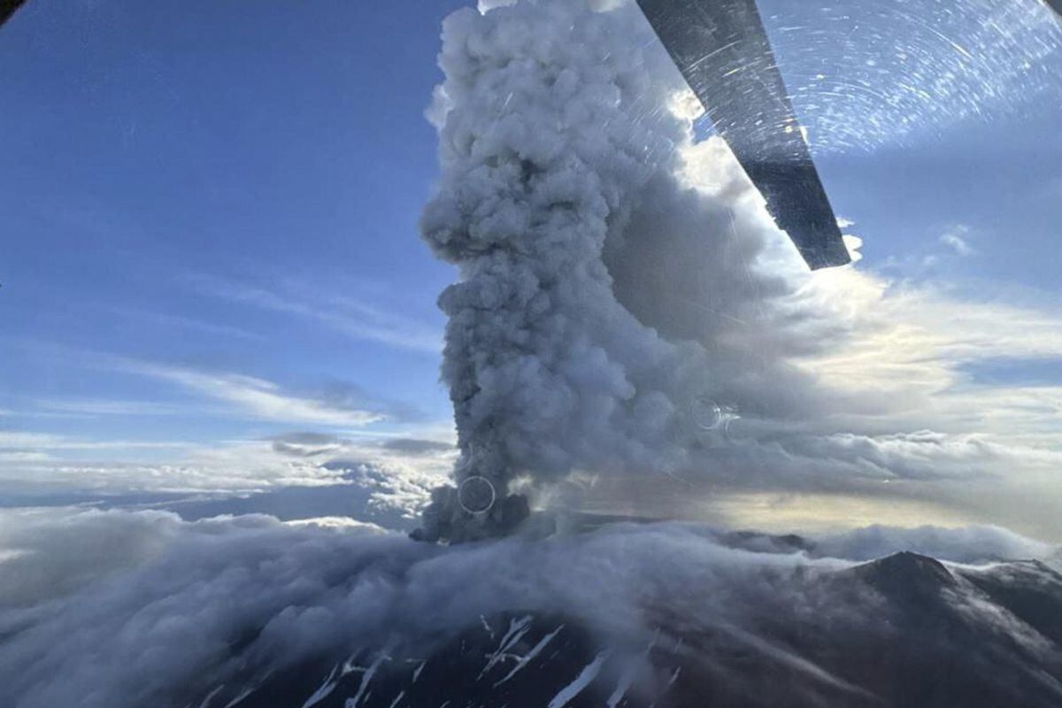 Los científicos han registrado por primera vez la erupción del volcán Krasheninnikov en Kamchatka, según informa el KVERT, del IVS de la Rama del Lejano Oriente de la Academia de Ciencias de Rusia. Foto: EFE/EPA/INSTITUTO DE VULCANOLOGÍA Y SISMOLOGÍA FEB