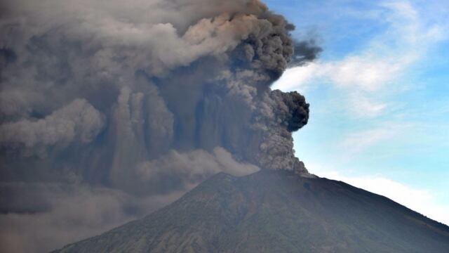 ¿Qué contienen los ríos de lava fría cerca del volcán Agung de Bali?