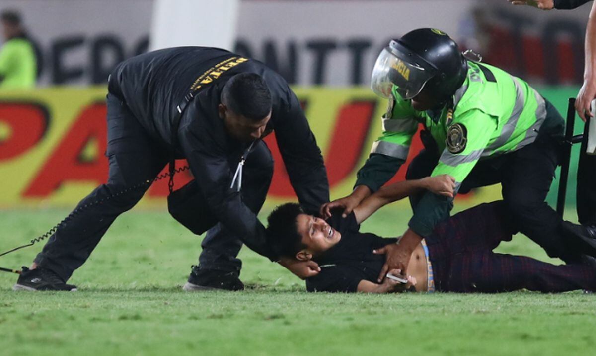 La Policía actuó rápido para retirar al hincha que ingresó a la cancha en la final de la Liga 1 Betsson | Foto: Leonardo Fernández / @photo.gec