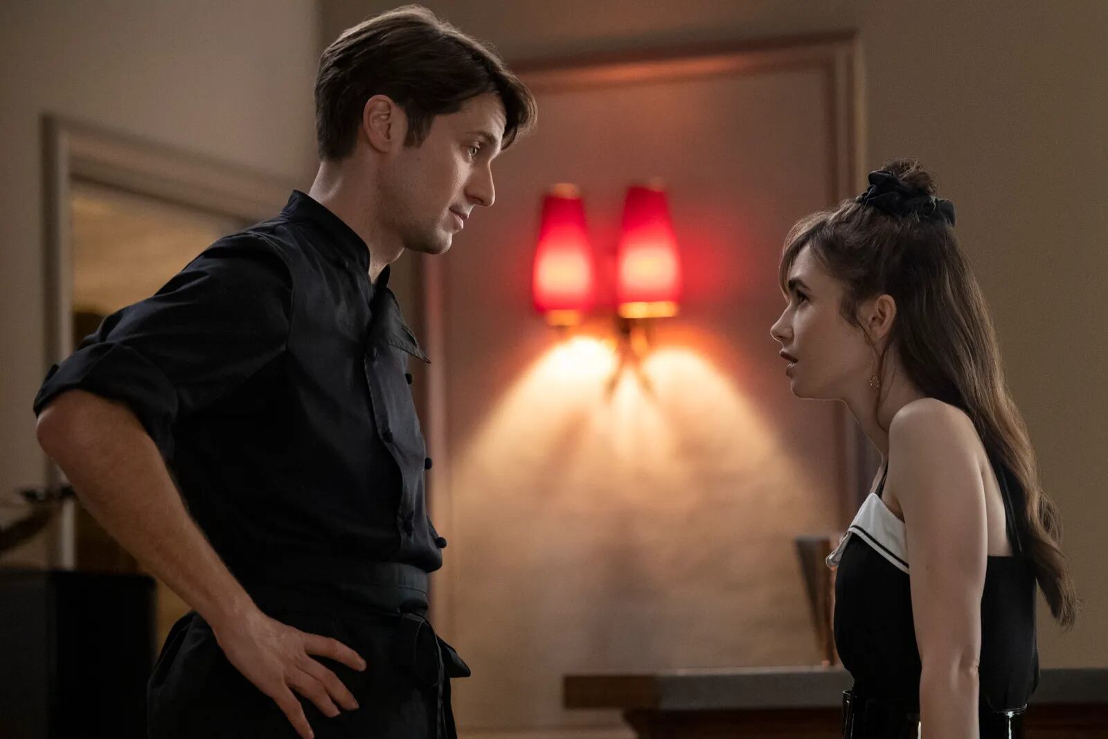 Lucas Bravo y Lily Collins en la tercera temporada de "Emily in Paris" (Foto: Netflix)
