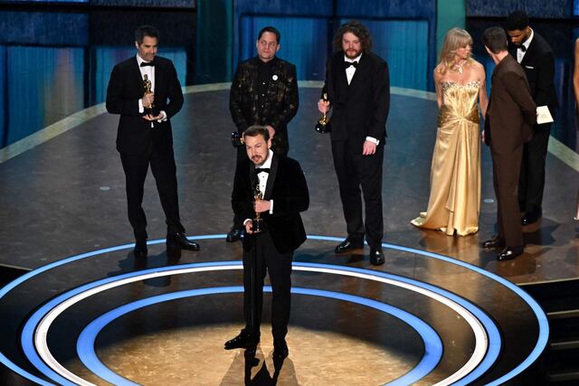 Gints Zilbalodis recibe el premio a la Mejor película de animación por "Flow". (Foto: Agencias)