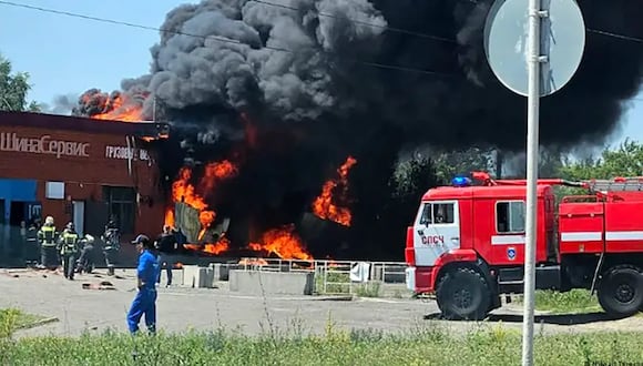Una tienda de neumáticos incendiada durante un ataque militar ucraniano a Belgorod, Rusia. (Foto: Mikhail Tereshchenko/dpa/TASS/picture alliance)