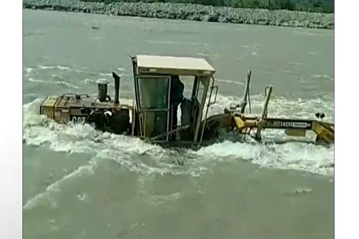 El operario no se percató y terminó atrapado en la cabina de la maquinaria. Foto: Canal N