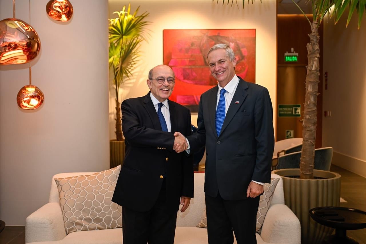 José Antonio Kast hizo escala en Lima y se reunió con el canciller Hugo de Zela. (Foto: Cancillería del Perú)