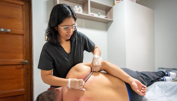 Un paciente es tratado con la Técnica Graston por la fisioterapeuta Liz Díaz.