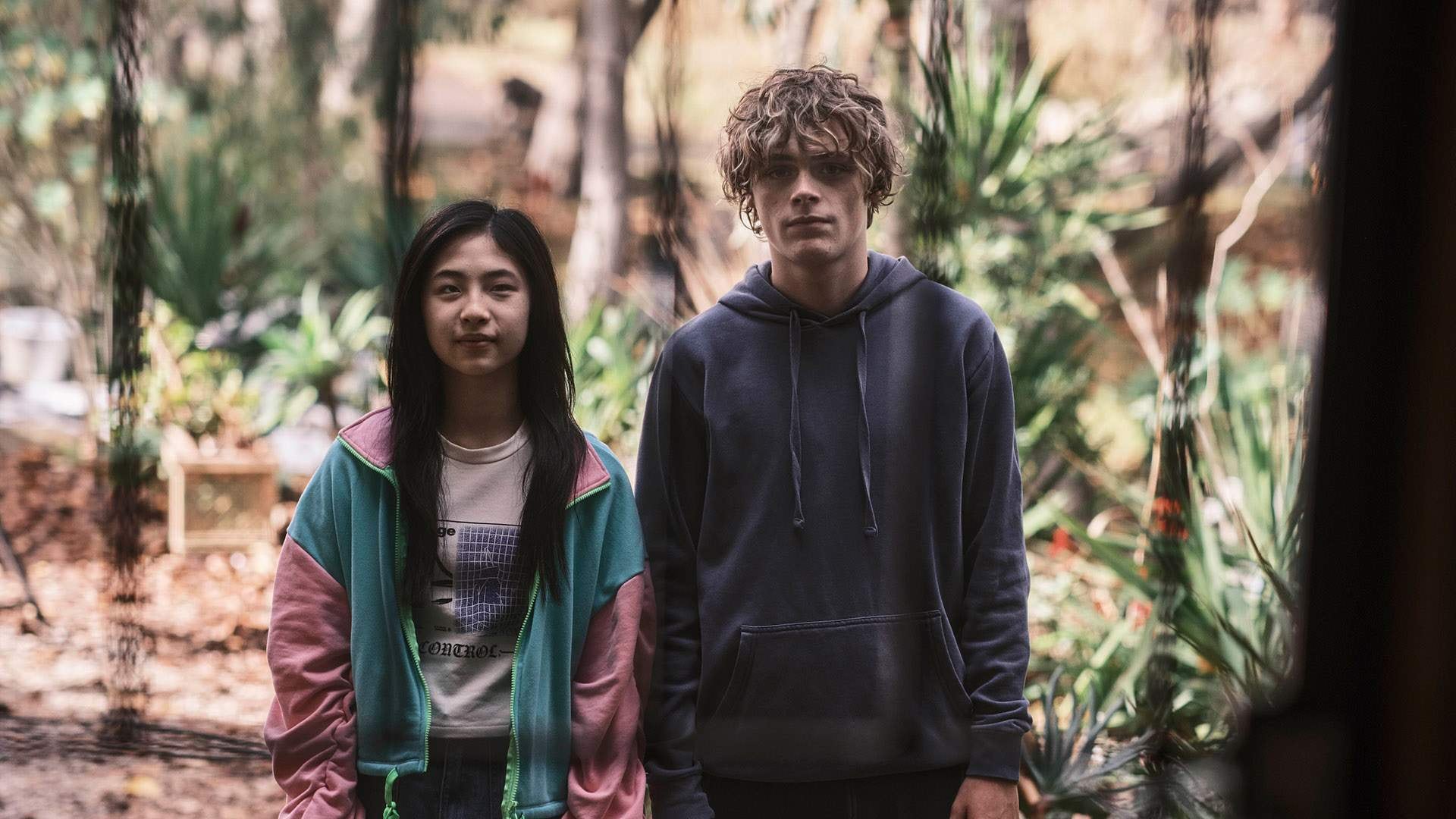 Sora Wong como Piper y Billy Barratt como Andy en una escena de la película de terror "Bring Her Back" (Foto: A24)