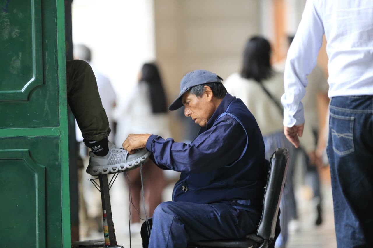 Sin embargo, otro tanto de peruanos, aprovechó para seguir trabajando en este feriado patrio, donde miles de peruanos transitaron las calles del Centro Histórico de Lima | Foto: Cesar Bueno @photo.gec