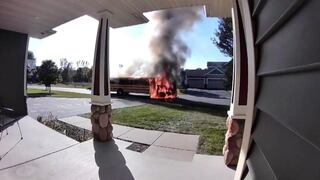 El momento en que una madre de Minnesota nota que el autobús escolar de su hijo está en llamas: luego ayudó a evacuar a 22 niños