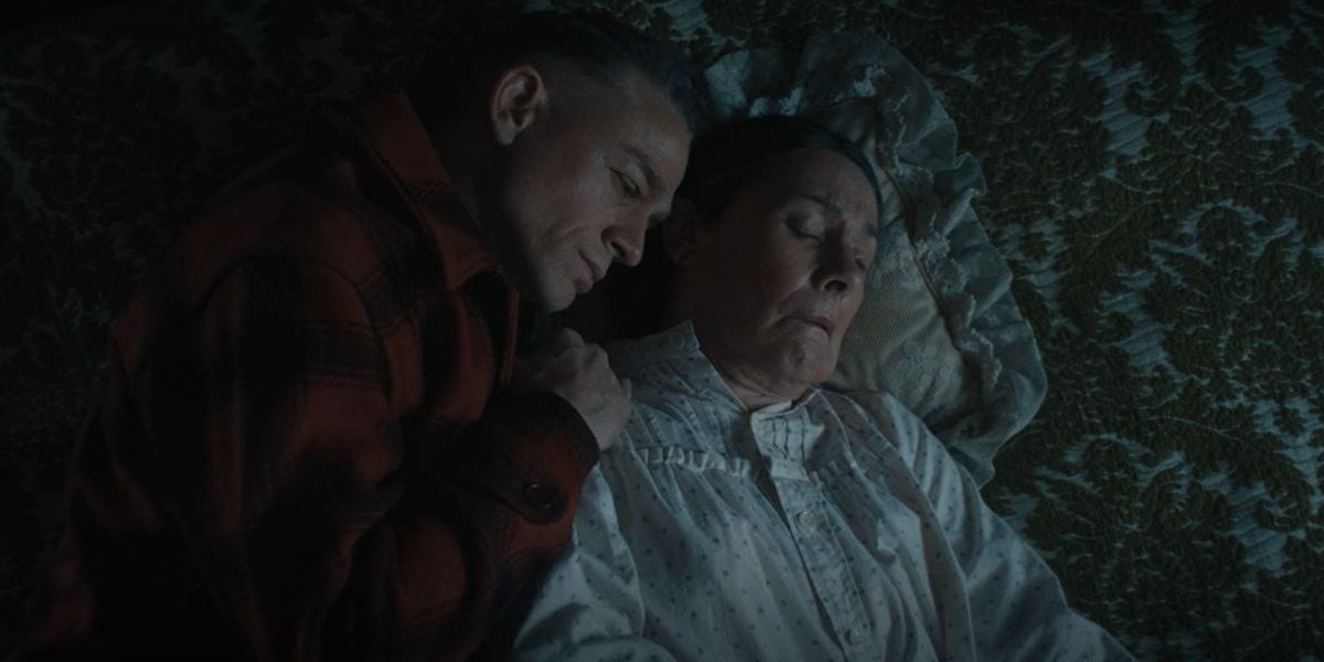 En "Monster: La historia de Ed Gein", él estaba obsesionado con su mamá, a quien adoraba (Foto: Netflix)