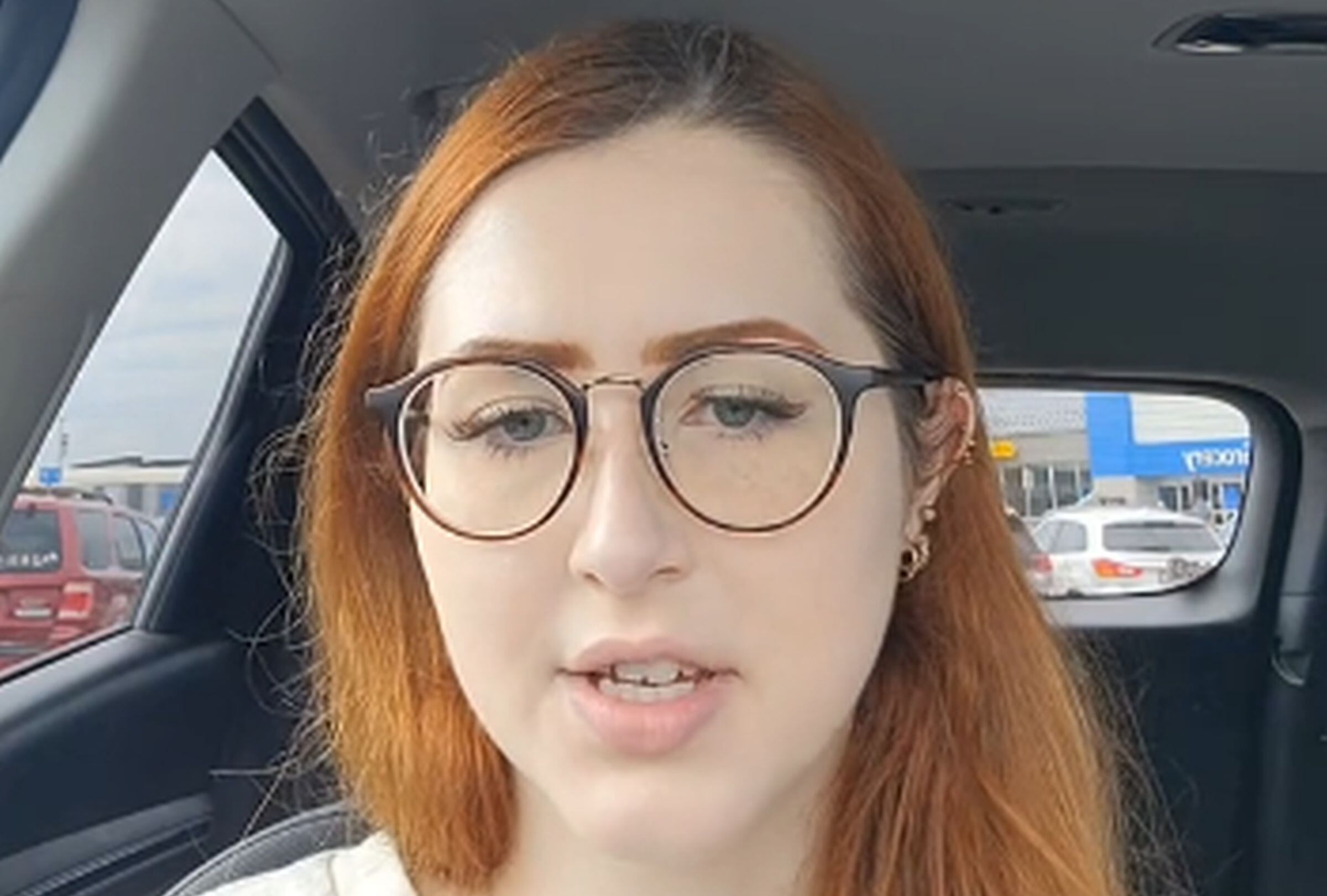 Esta imagen muestra a Jennifer Williamson en el interior de un carro. (Foto: @jennay4399 / TikTok)