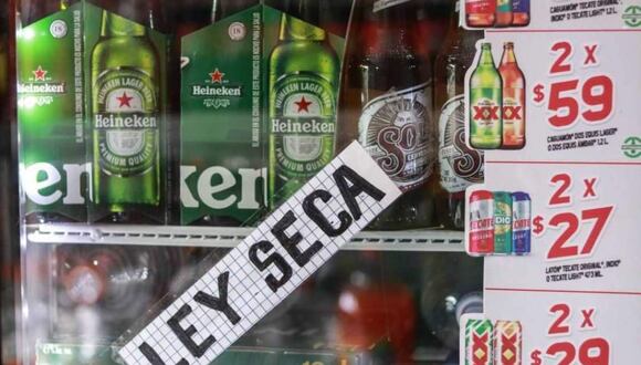 Un comercio exhibe bebidas alcohólicas tras un aviso de 'Ley seca'. (Foto de Cuartoscuro)