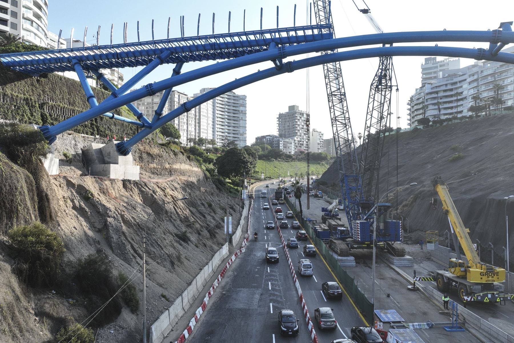 La Municipalidad de Miraflores informó que a fines de abril se colocarán las tres últimas plataformas que integran la estructura del puente tubular del Corredor Turístico Miraflores-Barranco | Foto: MM