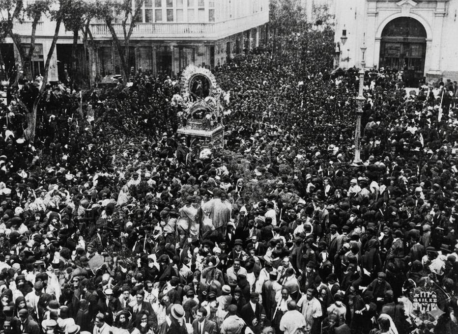 La procesión del Cristo Morado en la plazuela de Santo Domingo, el 18 de octubre de 1929. (Foto: Archivo Histórico de El Comercio, mejorada con IA)