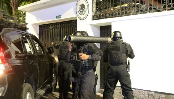 Fuerzas especiales de la policía ecuatoriana intentando irrumpir en la embajada de México en Quito para arrestar al ex vicepresidente de Ecuador, Jorge Glas, el 5 de abril de 2024. (Foto de ALBERTO SUÁREZ/API/AFP)
