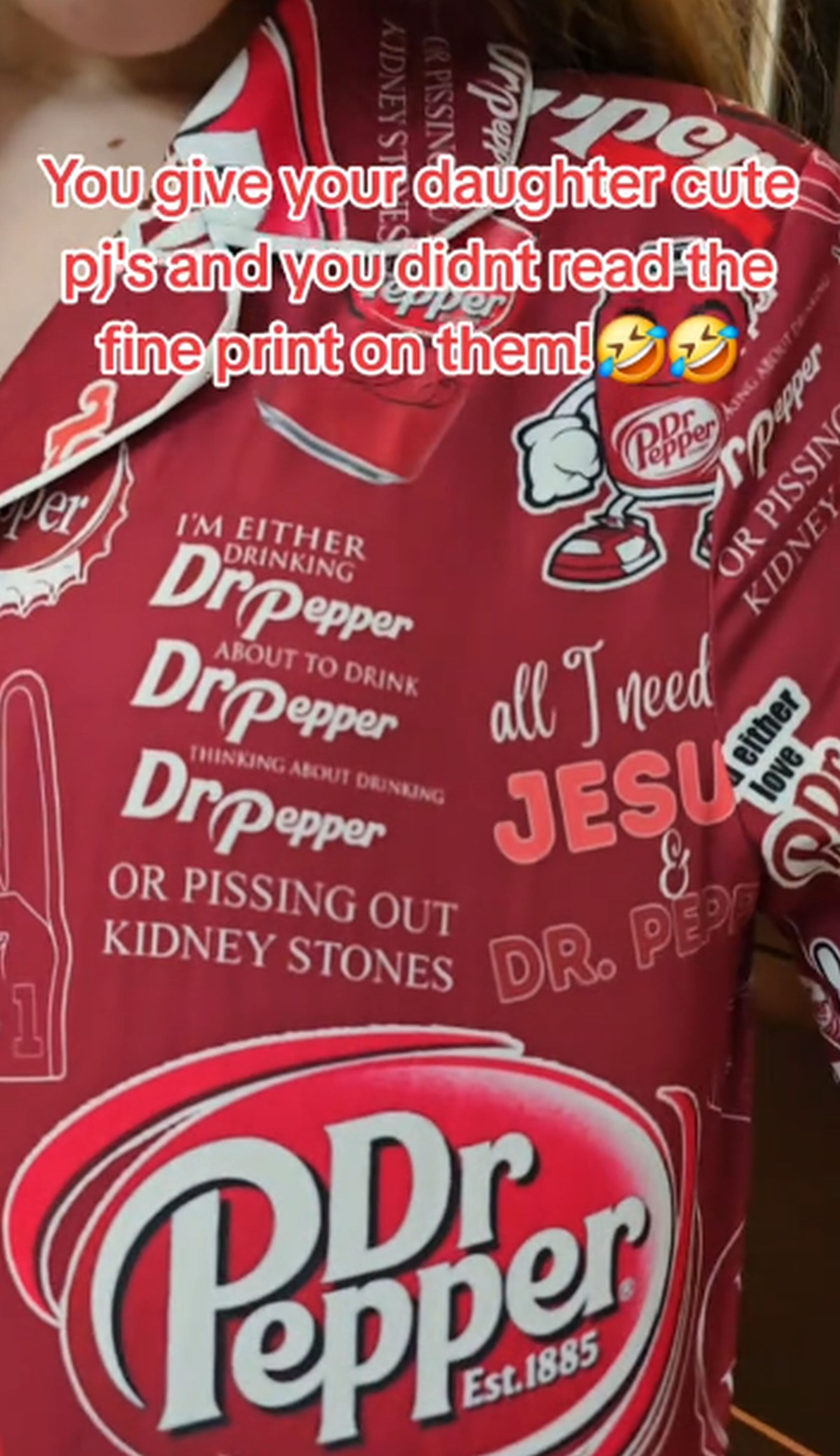 El texto que está grabado en la pijama de Karlie fue algo que no esperaba encontrar Angela Fraychineaud. (Foto: @angela_fray / TikTok)