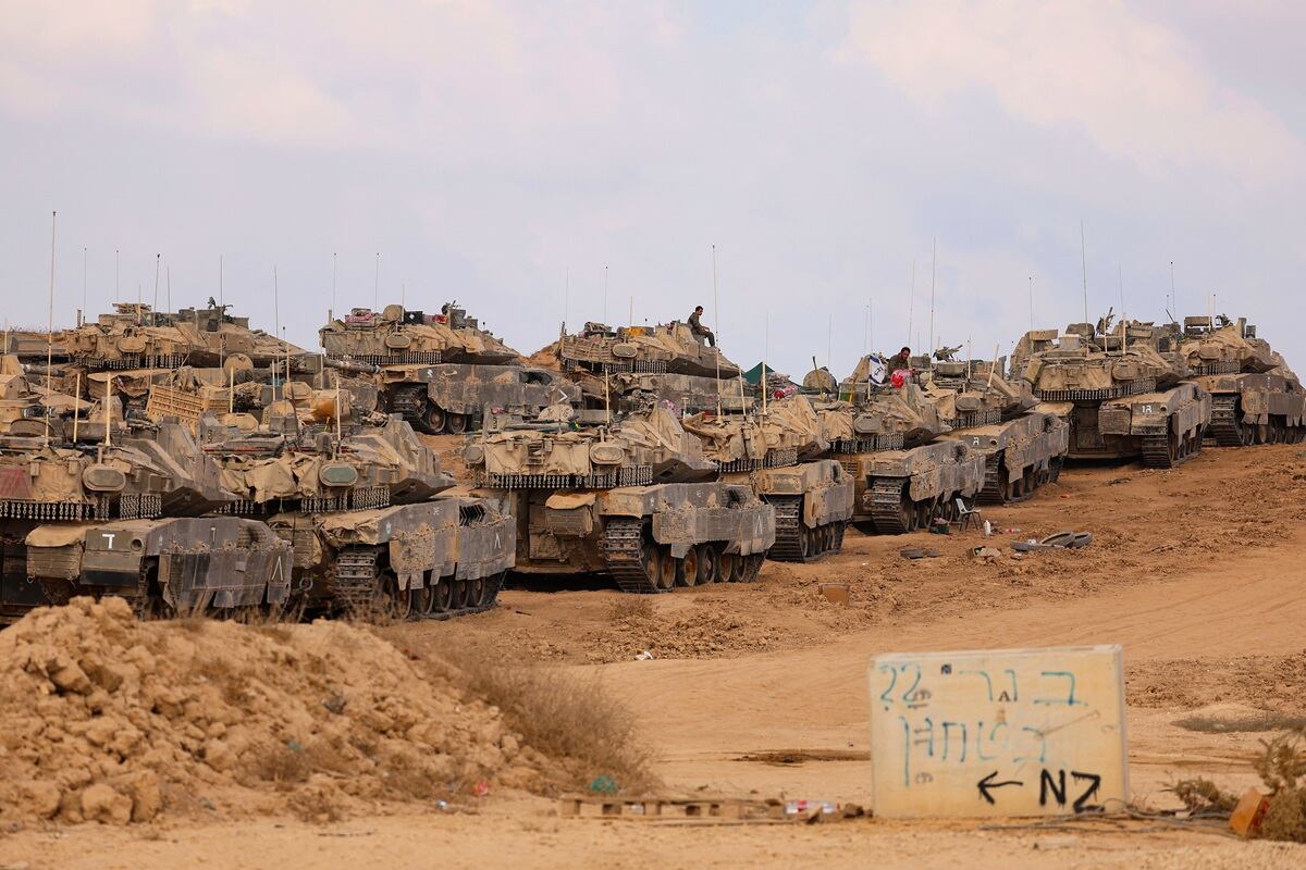Un convoy de vehículos militares israelíes se despliega en la frontera de Israel con la Franja de Gaza, el 19 de septiembre de 2025, en medio de la guerra en curso entre Israel y el grupo militante palestino Hamas. (Foto de Jack GUEZ / AFP)