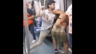El video que muestra a un peruano agrediendo a una mujer trans en el metro de Barcelona