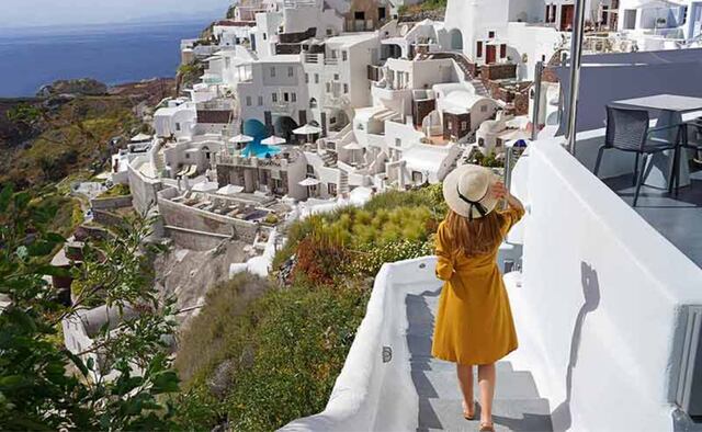 Uno de los puntos destacados de Santorini es el atardecer en Oia. Muchos turistas acuden a este lugar para presenciar el espectacular atardecer sobre el mar Egeo, que es famoso por sus colores cálidos y hermosas vistas. (Foto: Travel Snippet)