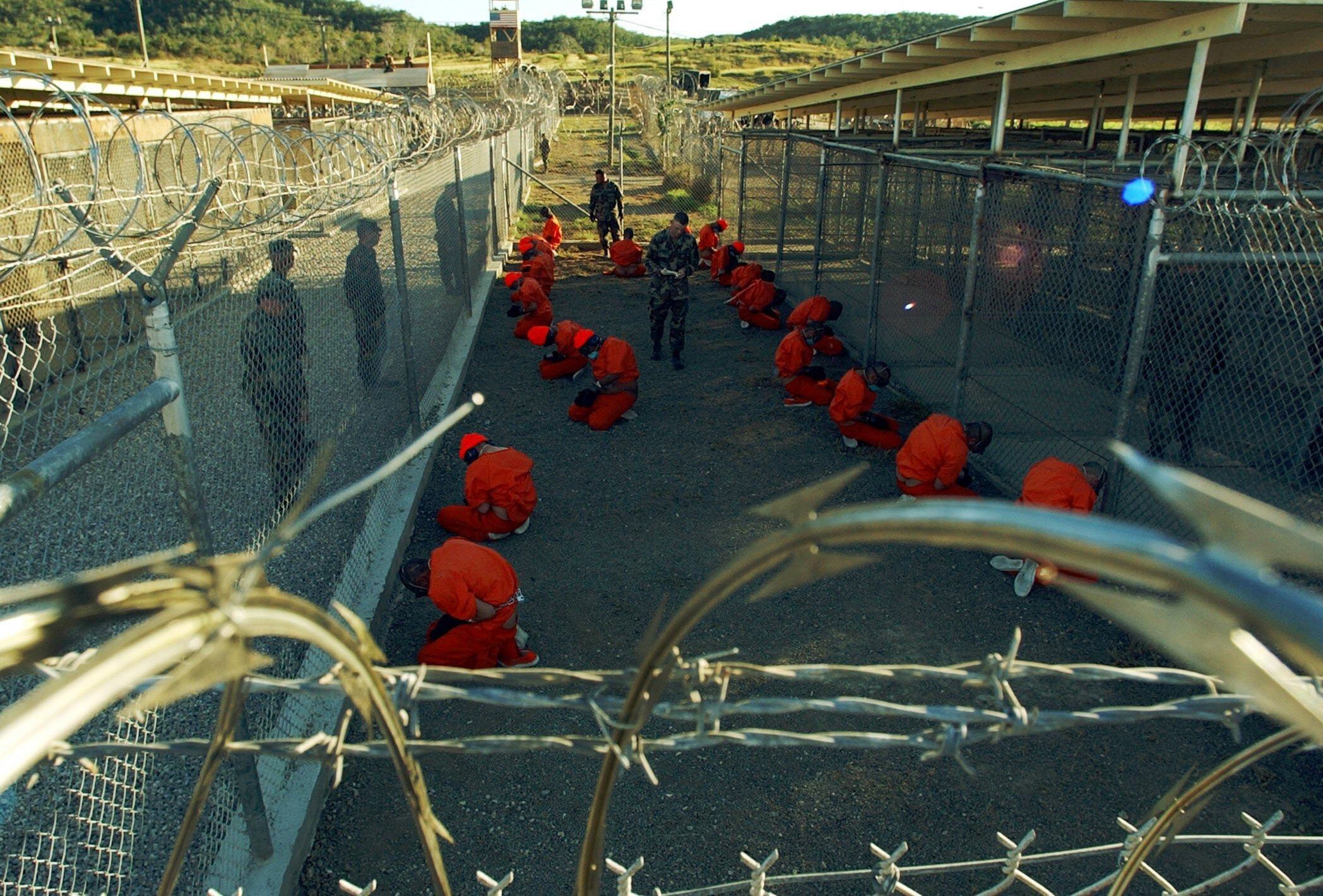 Esta es una de las primeras fotos de los detenidos recién llegados a Guantánamo. Era el 18 de enero del 2002. Veinte años después solo quedan 39 en las instalaciones. (AP Photo/Shane T.McCoy, U.S. Navy)