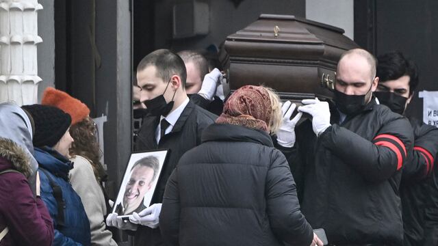 Termina despedida de Navalny en la iglesia y el féretro es trasladado al cementerio