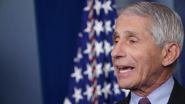 Anthony Fauci señala que habrá vacunas contra el coronavirus para todos los estadounidenses en abril