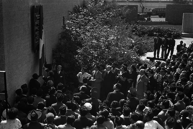 Lima, 27 de junio de 1959. Ese sábado el presidente Prado develó la placa de inauguración del nuevo cementerio de Lima. (Foto: Archivo Histórico de El Comercio) 