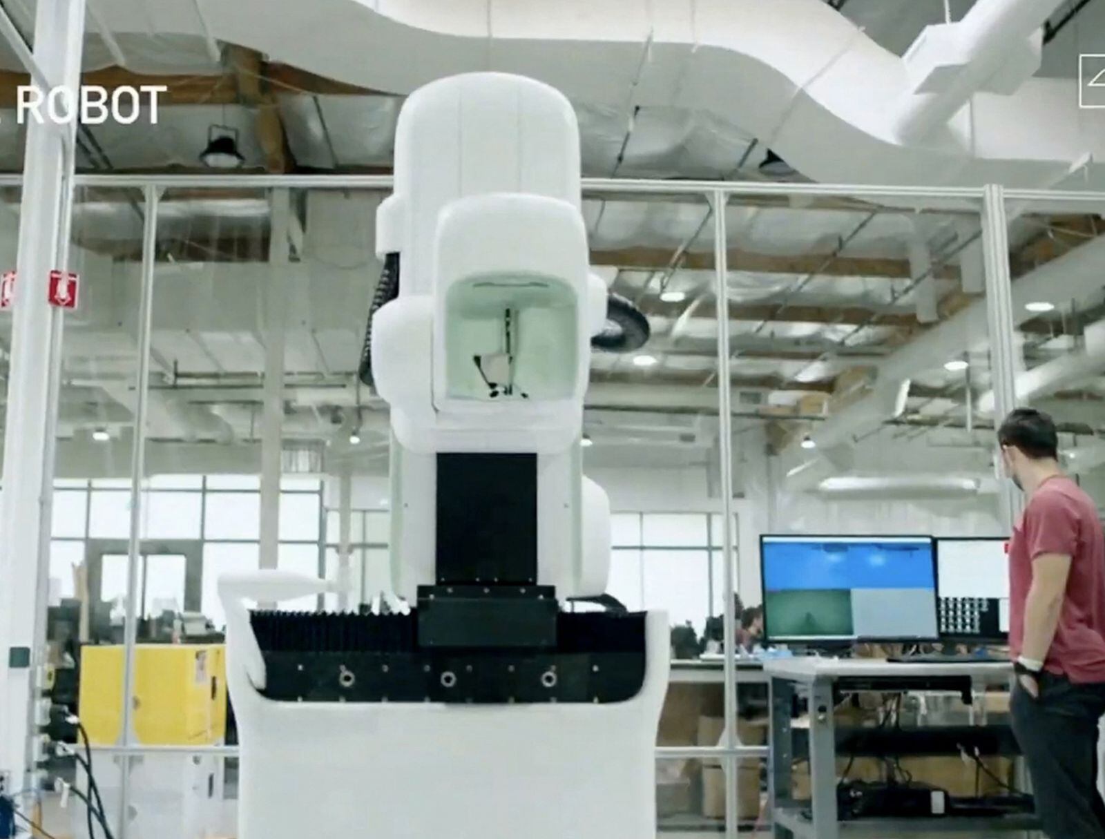 El robot que se usa para implantar el chip de Neurolink y colocar los hilos en las zonas adecuadas del cerebro (Foto: AFP)