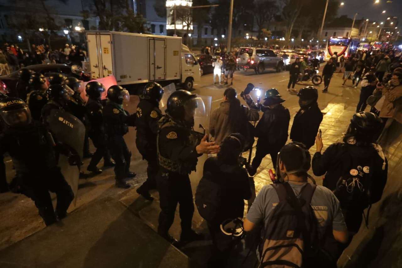 Periodistas fueron heridos por perdigones de goma disparados por agentes de la PNP. Foto: Julio Reaño/GEC