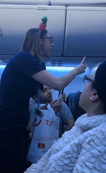 La valiente acción de la azafata se produjo después de que un grupo de pasajeros, incluidos niños, sembrara el caos a bordo, insultando a otros pasajeros con comentarios racistas y amenazantes. (Foto: @zaypip)