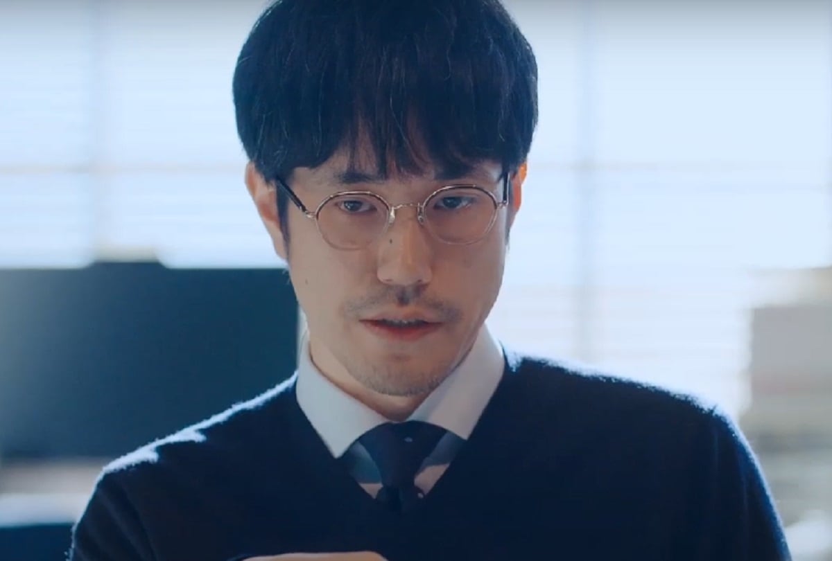 Ken'ichi Matsuyama da vida a Yoshiteru Matsukaze, un abogado penalista, en la serie japonesa "¿El pavo real bailaba?" (Foto: Netflix)