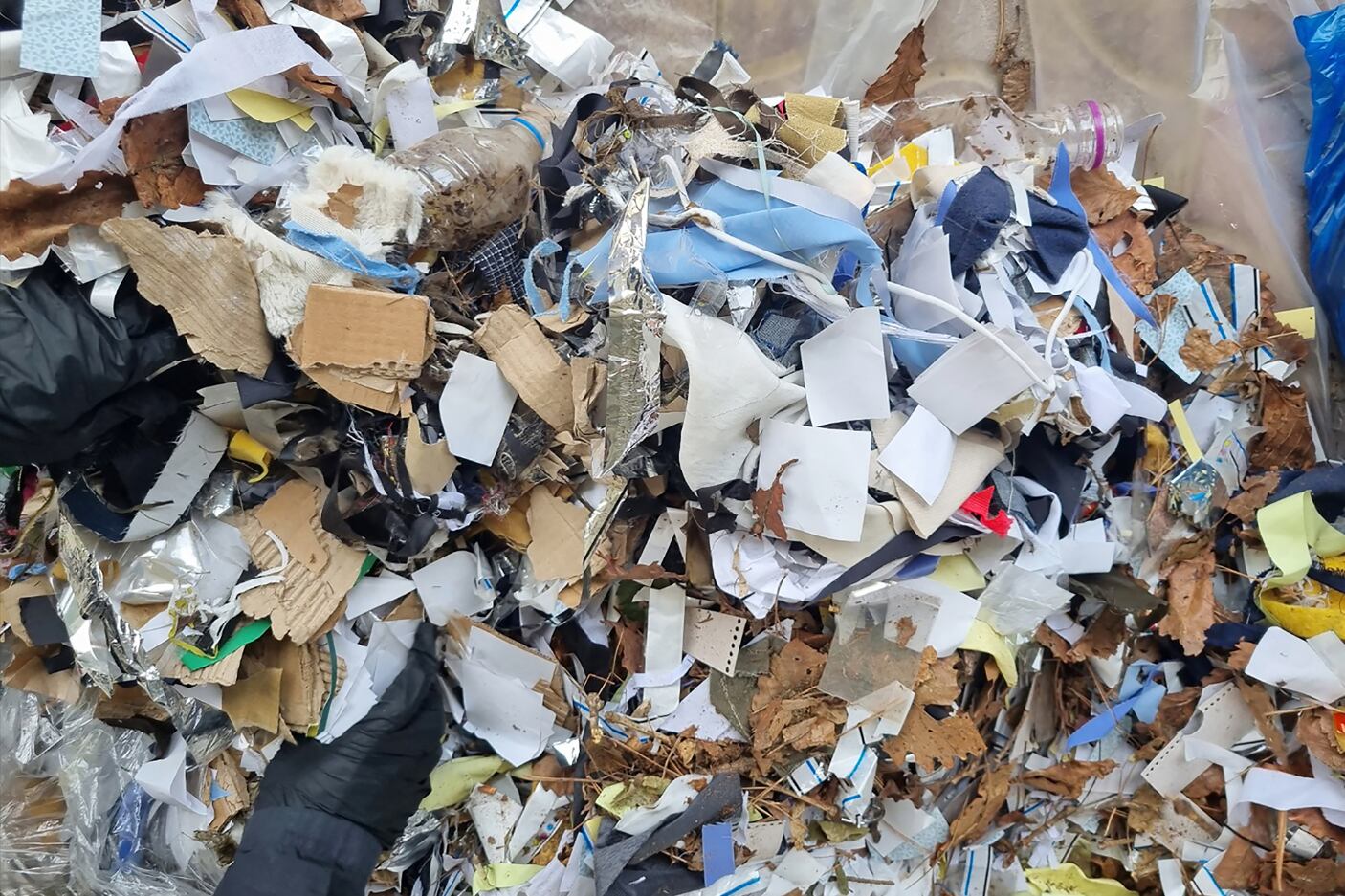 Esta fotografía sin fecha proporcionada por el Ministerio de Unificación de Corea del Sur el 24 de junio de 2024 muestra basura norcoreana desde globos que cruzaron la frontera intercoreana, en un lugar no revelado en Corea del Sur. (Foto de Handout / Ministerio de Unificación de Corea del Sur / AFP)