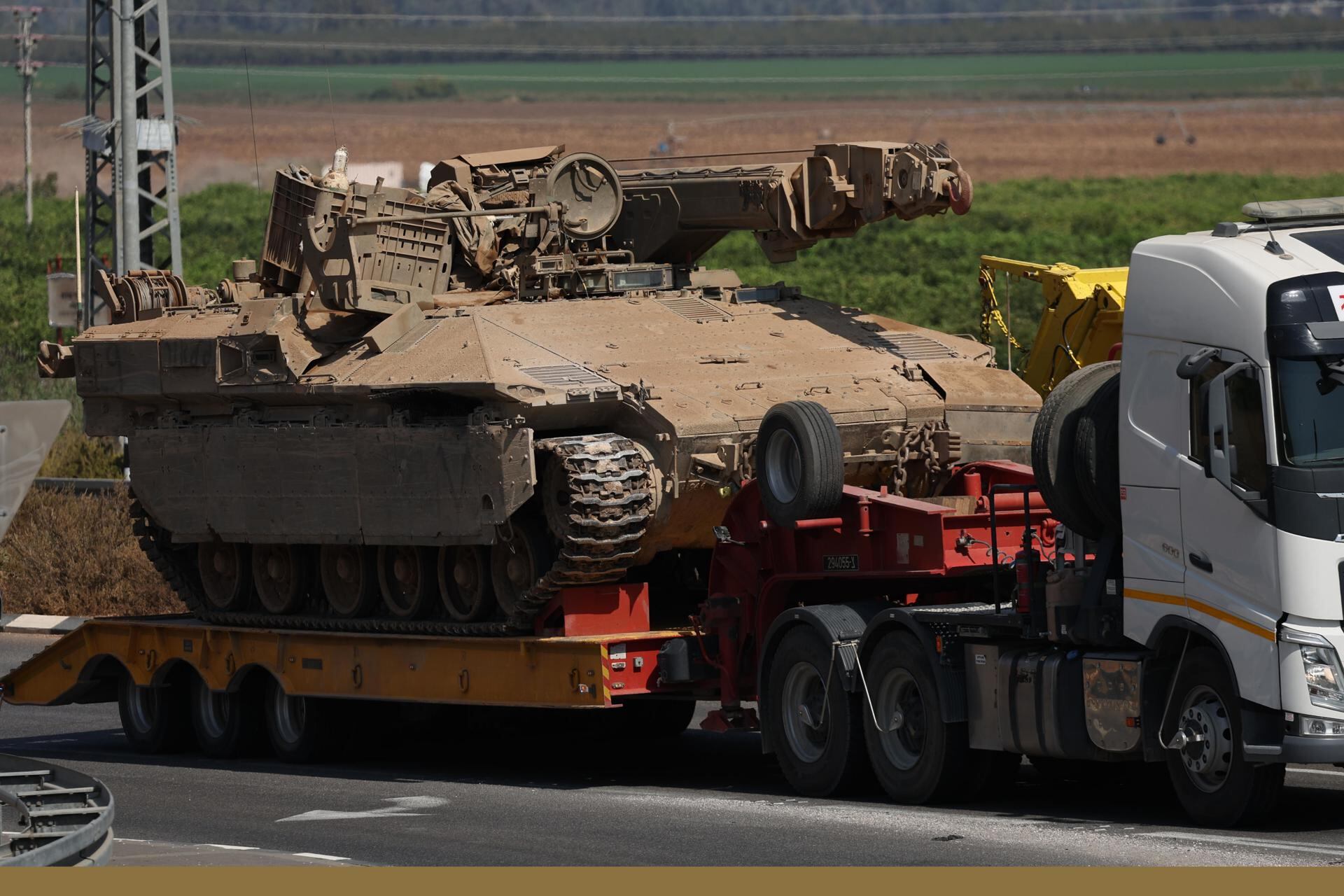 Un camión israelí que transportaba un vehículo militar transita en un lugar no revelado en el norte de Israel, cerca de la frontera con el Líbano, el 10 de octubre de 2024. (EFE/EPA/ATEF SAFADI).