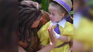 Una mamá crea un disfraz diario a su hija para visitar Disney
