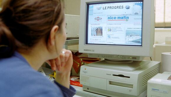 Una persona lee el sitio Internet de los diarios franceses Libération, Le Progrès y Nice Matin el 15 de noviembre de 1996 en París. (Foto de Patrick KOVARIK / AFP)