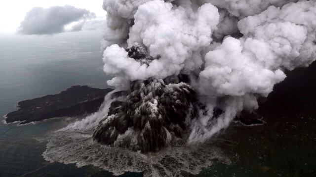 La enorme erupción del volcán Anak Krakatoa captada desde un avión | VIDEO